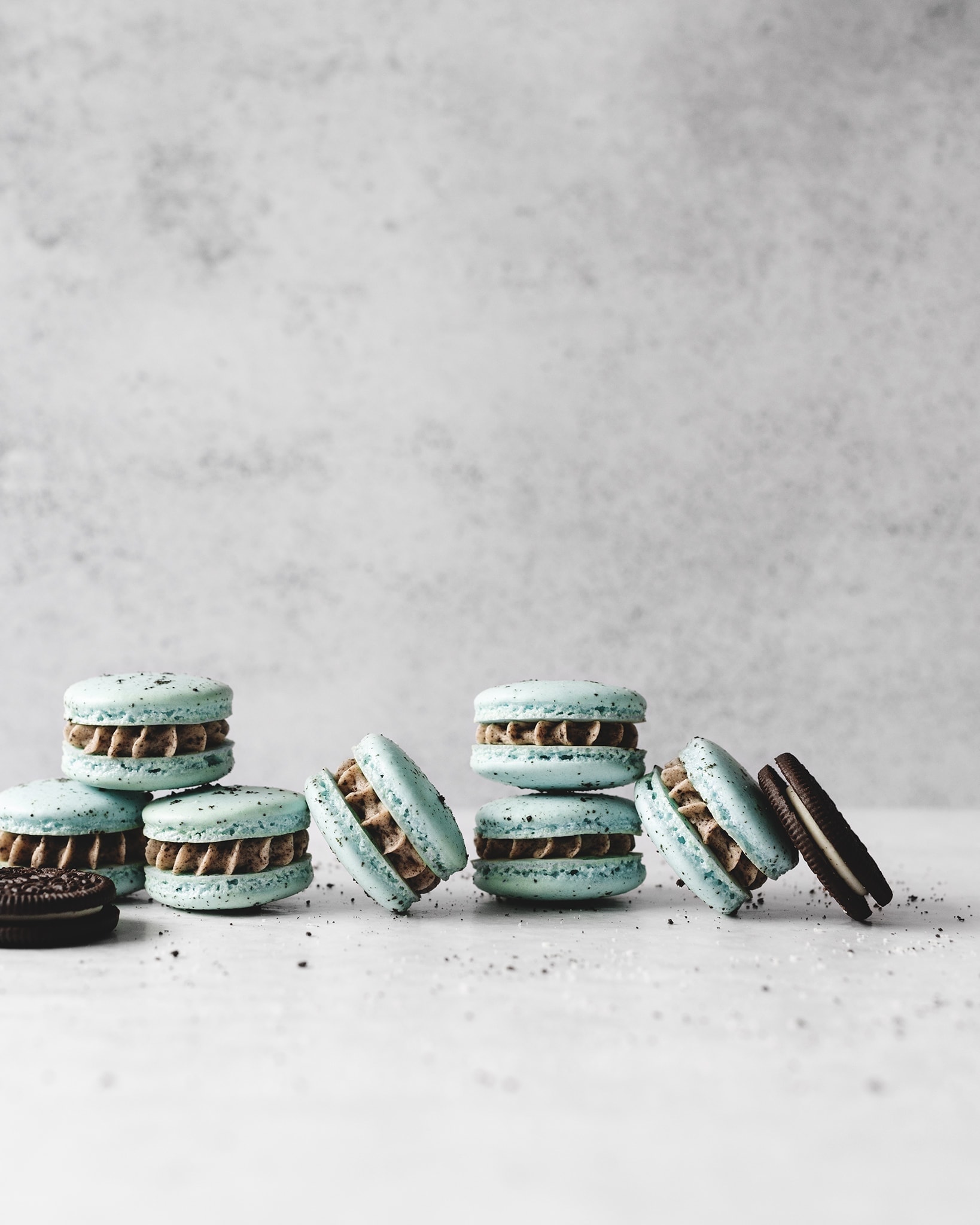 Side view of oreo macarons lined up against each other