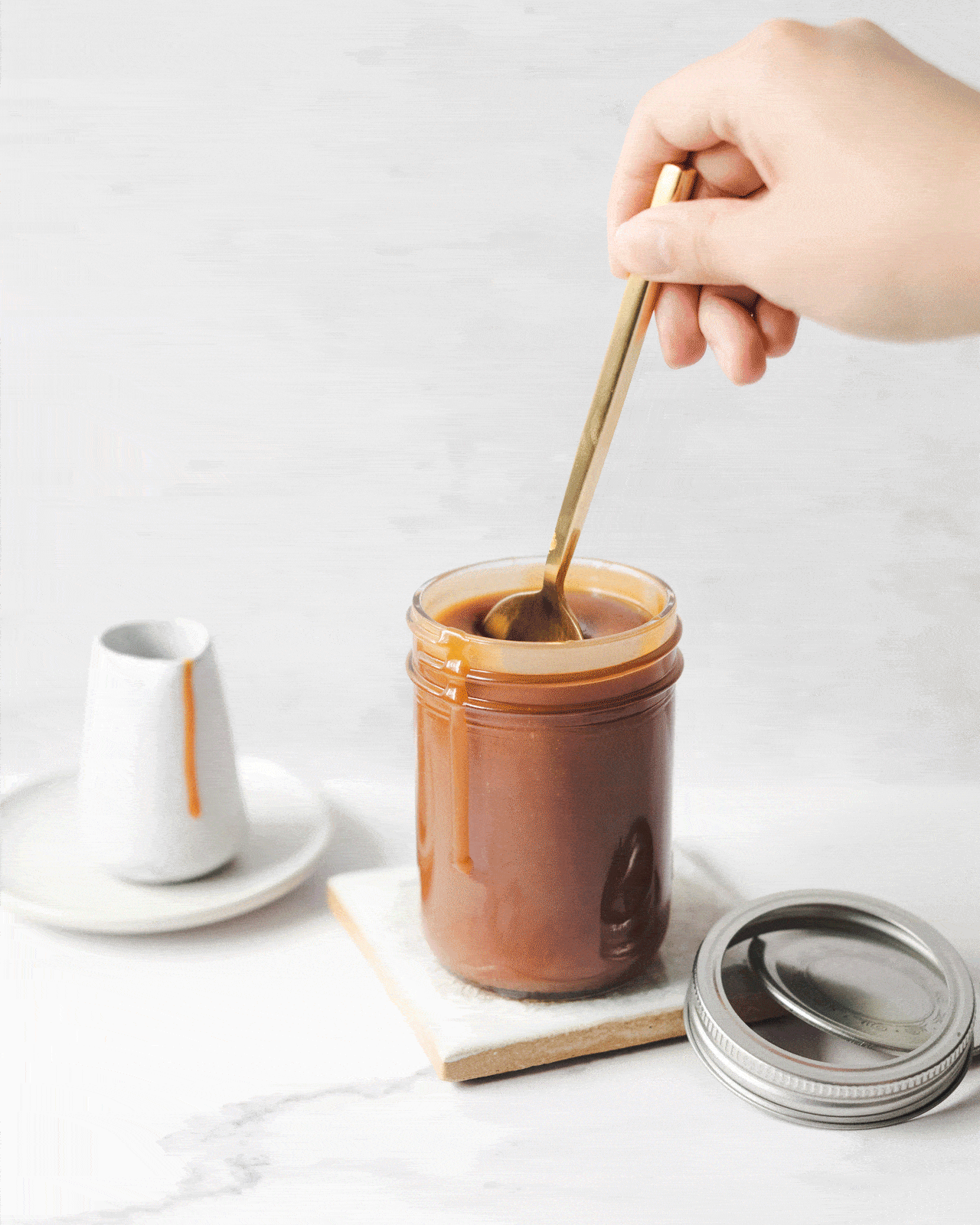 Animation of caramel dripping off spoon