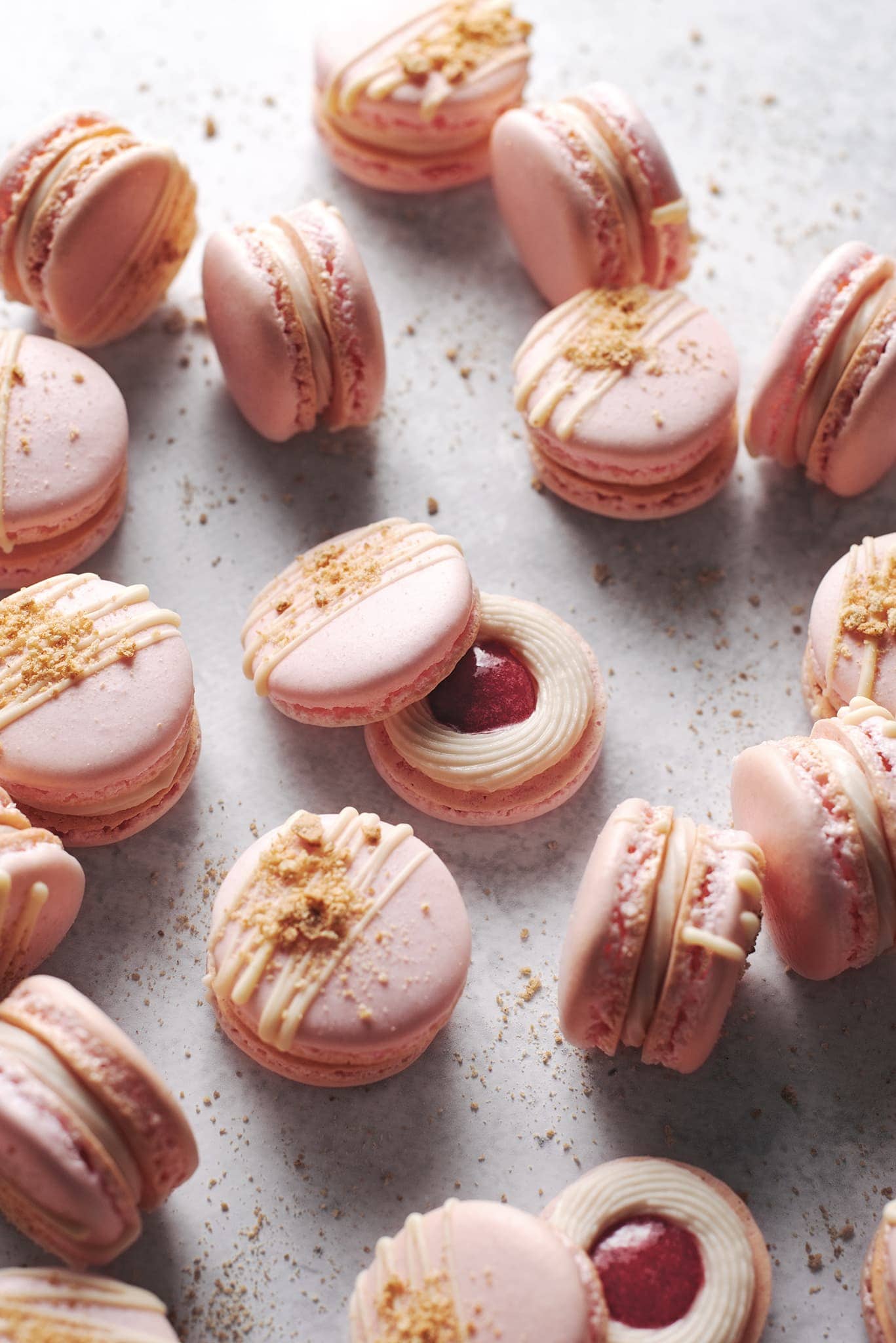 strawberry cheesecake macaron with strawberry jam center