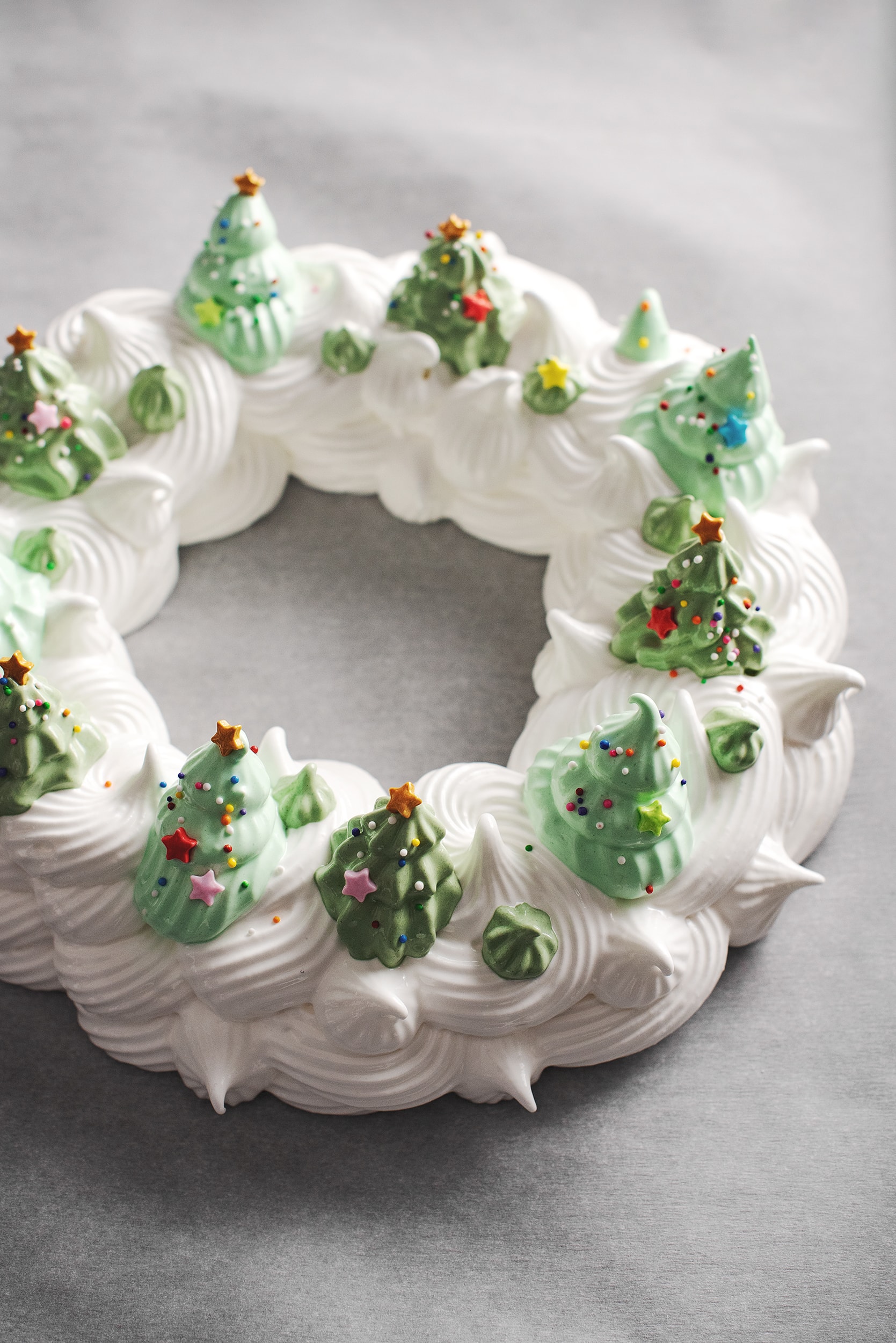 christmas pavlova wreath with green trees piped on top