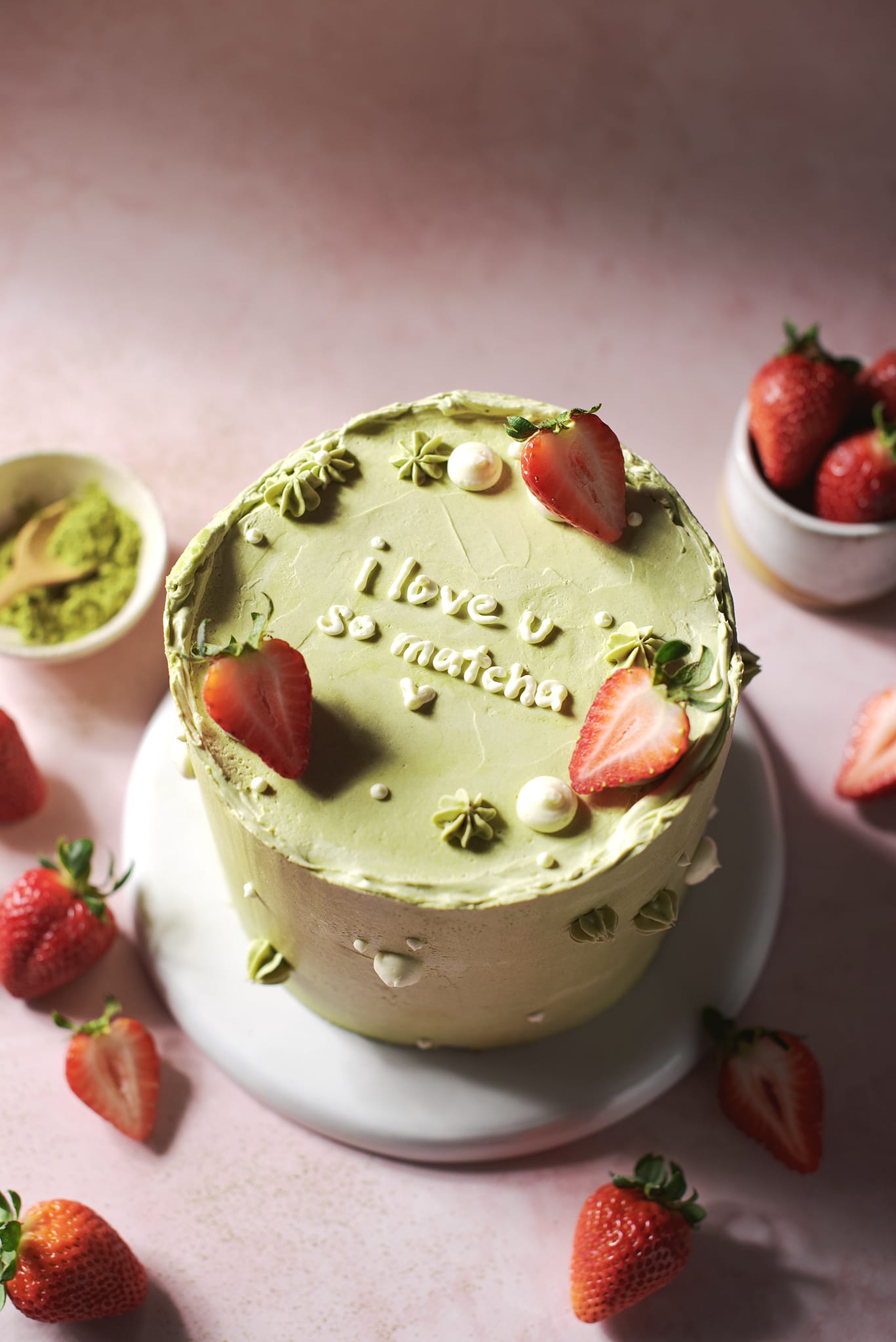 matcha strawberry cake that says โi love u so matchaโ on top