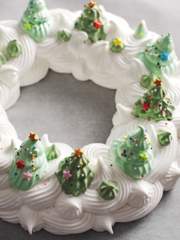 christmas pavlova wreath with green trees piped on top