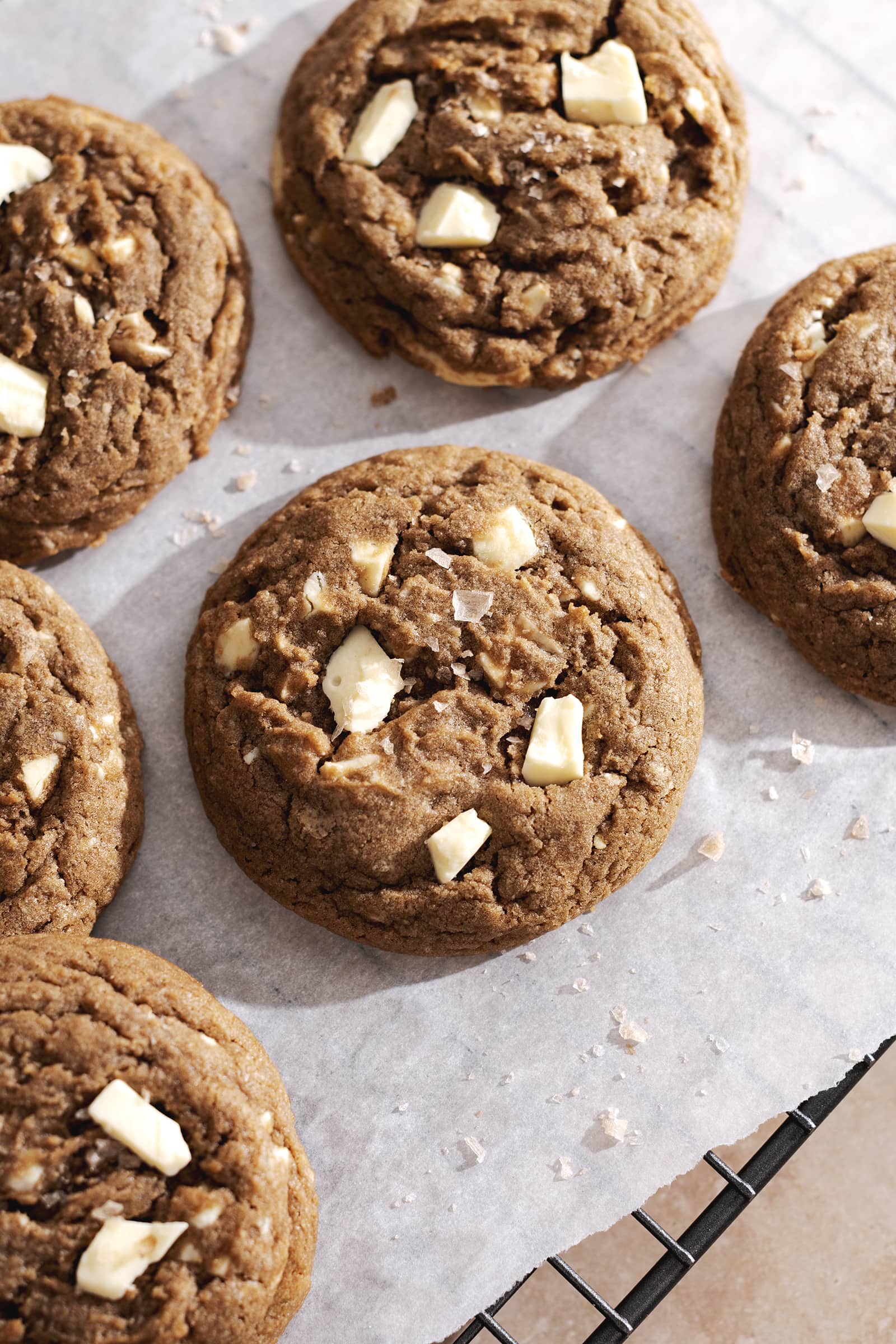 A perfect cookie in the middle surrounded by more hojicha cookies.