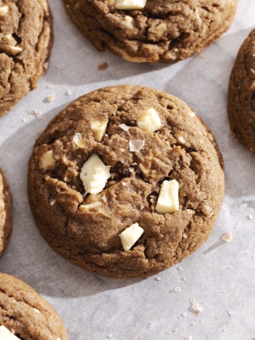 A perfect cookie in the middle surrounded by more hojicha cookies.